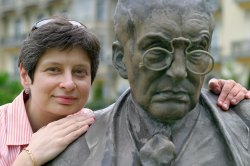 Nina Khrushcheva with Nabokov statue
